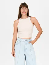 Musculosa negra ajustada al cuerpo, con cuello redondo y diseño de tirantes anchos tipo halter.