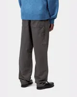 Pantalón de corte regular cónico confeccionado en sarga de algodón orgánico teñida en prenda. Presenta cinturilla elástica con cordón, bolsillos traseros redondeados y bolsillos laterales para herramientas de estilo carpintero.