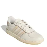 Championes Adidas Breaknet Sleek, color blanco hueso con tres franjas laterales en tono beige rosado. Diseño de corte bajo con suela de goma texturizada.