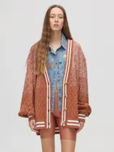 Cardigan tejido a rombos con degradé de tonos oníricos, cartera de botones y puños a juego.