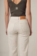 Jean de calce recto y tiro alto, color azul oscuro. Presenta costuras verticales en el frente.