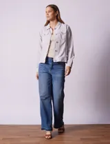 Camperita de lino estampado, marca Dash. Abertura central con botones, delantera con bolsillos.