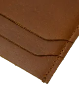 Tarjetero de cuero color marrón con múltiples ranuras para tarjetas y logo de la marca grabado en el frente.