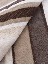 Pie de cama rectangular con flecos blancos en los extremos y diseño a rayas horizontales en tonos beige, marrón y blanco.