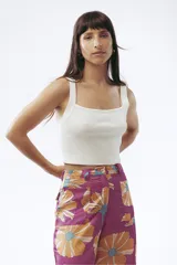 Crop top blanco de tejido de punto acanalado, con breteles anchos y escote cuadrado.