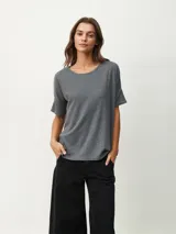 Remera gris de punto con cuello redondo y mangas cortas.