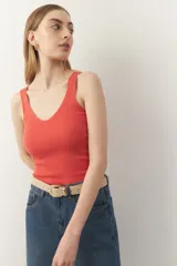 Musculosa negra ajustada al cuerpo, sin mangas y con escote en V.