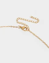 Collar corto dorado con cadena de eslabones y dije de corazón.