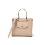 Cartera estructurada compacta color beige, con doble manija fija y correa larga regulable y desmontable. Presenta solapa frontal con botón imantado y herrajes metálicos color plateado.