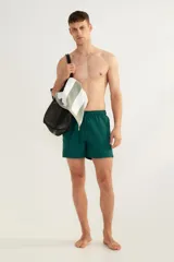 Short de baño verde esmeralda con cintura elástica y cordón ajustable.