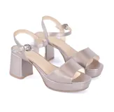 Sandalias plateadas con plataforma y taco cuadrado, con tira delgada sobre los dedos y tobillo con hebilla.