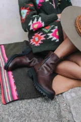 Botas de cuero marrón con suela de goma, diseñadas para adaptarse a todas las estaciones.
