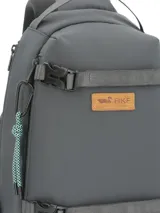 Bandolera RKF gris de poliéster reciclado repelente al agua, con múltiples bolsillos y compartimentos, forro interior 100% poliéster reciclado, correa removible y ajustable y llavero mosquetón.