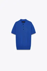 Top azul eléctrico de punto, con cuello polo, manga corta y cierre frontal con botones negros.