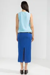 Musculosa celeste de tejido texturizado con detalle de logo en cobre.