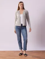 Cardigan tejido color gris claro, con mangas largas y diseño acanalado.