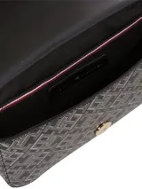 Cartera cruzada de silueta compacta con solapa frontal, confeccionada en poliuretano con forro de poliéster. Presenta un diseño integral con el monograma TH y un monograma TH metálico en la solapa.