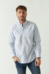Camisa de hombre a cuadros y rayas, de fit regular, con bolsillo en el pecho y logo bordado.