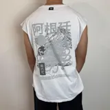 Musculosa blanca con estampado en el frente y sisas amplias.