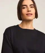 Remera blanca de algodón pima con cuello redondo y mangas cortas.