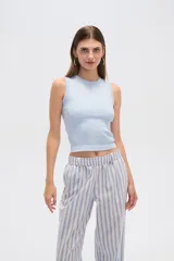 Top celeste de tejido de punto acanalado, sin mangas y cuello redondo.