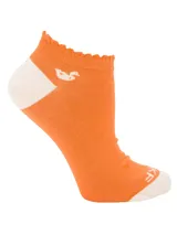 Calcetines cortos color naranja con detalles blancos en puntera y talón. Presentan un pequeño logo de pato blanco en el lateral y volados en el borde superior.