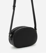 Bolso camera bag pequeño de poliuretano color negro, con forma redondeada, correa ajustable, bolsillo delantero y cierre superior.