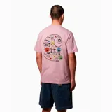 Remera de manga corta color rosa con cuello redondo y estampado frontal con el logo de Carhartt en color marrón.