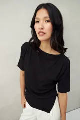 Remera negra de manga corta, con cuello recto y terminación en pico.