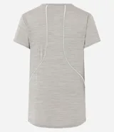 Remera deportiva de manga corta color beige melange, confeccionada en poliamida, con frisos blancos que recorren la espalda y los hombros.