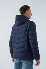 Campera de nylon negra con cierre frontal y bolsillos laterales con cierre.