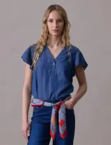 Pañuelo cuadrado de satén estampado con diseño geométrico en tonos marrón, beige, blanco y naranja.