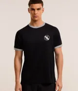 Remera deportiva masculina confeccionada en Rib con tecnología dry, en modelo comfort. Posee cuello redondo, manga corta, estampa localizada y bies contrastante.