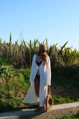 Kimono largo de crepe blanco, con mangas amplias y abertura frontal.