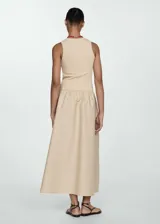 Vestido largo negro de tejido de punto con tirantes anchos, cuello redondo y falda evasé.