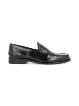 Zapato mocasín de cuero negro con detalle de antifaz y suela plana.