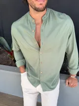 Camisa verde safari de lino, con cuello mao, manga larga y corte clásico.