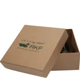 Cinturón reversible de cuero color marrón y tostado, con pespuntes a tono, siete agujeros, pasador metálico y hebilla rectangular color plata vieja libre de níquel y plomo.