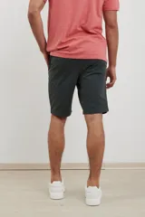 Bermuda de gabardina color marrón con bolsillos laterales y traseros.