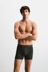 Pack de tres bóxers negros de algodón con cintura elástica.
