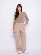 Pantalón de pana recto color blanco, con bolsillos con solapa y botones a tono.