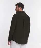 Camisa blanca de manga larga, confeccionada en terciopelo con cuello clásico y bolsillos frontales.