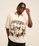 Camisa oversized color crema con cuello polo y cierre de cremallera. Estampado frontal con la palabra "Subversion" y tres lobos.