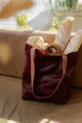 Bolso tipo tote de cuero con pelo color marrón y blanco, con manijas de cuero crudo.