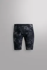 Mallas deportivas cortas de tejido técnico elástico con estampado abstracto en tonos grises.