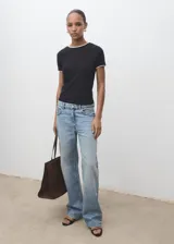 Camiseta de manga corta, cuello redondo y diseño recto, color azul marino, con ribetes blancos en cuello y mangas.