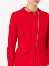 Chaqueta roja de tramado pesado con estructura y caída. Acceso mediante cierre en delantero y volados en la parte inferior.