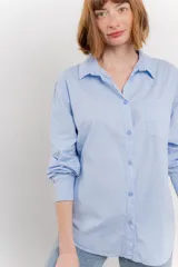 Camisa celeste de algodón, corte clásico, manga larga y cuello camisero.