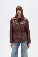 Chaqueta marrón de eco-cuero con textura de cocodrilo, cuello solapa, bolsillos con tapa en el pecho y frunces ajustables en la cintura mediante cordones.