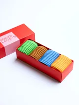 Pack de cuatro pares de medias de algodón, poliamida y elastano, con diseño acanalado en colores verde, marrón, azul y amarillo.